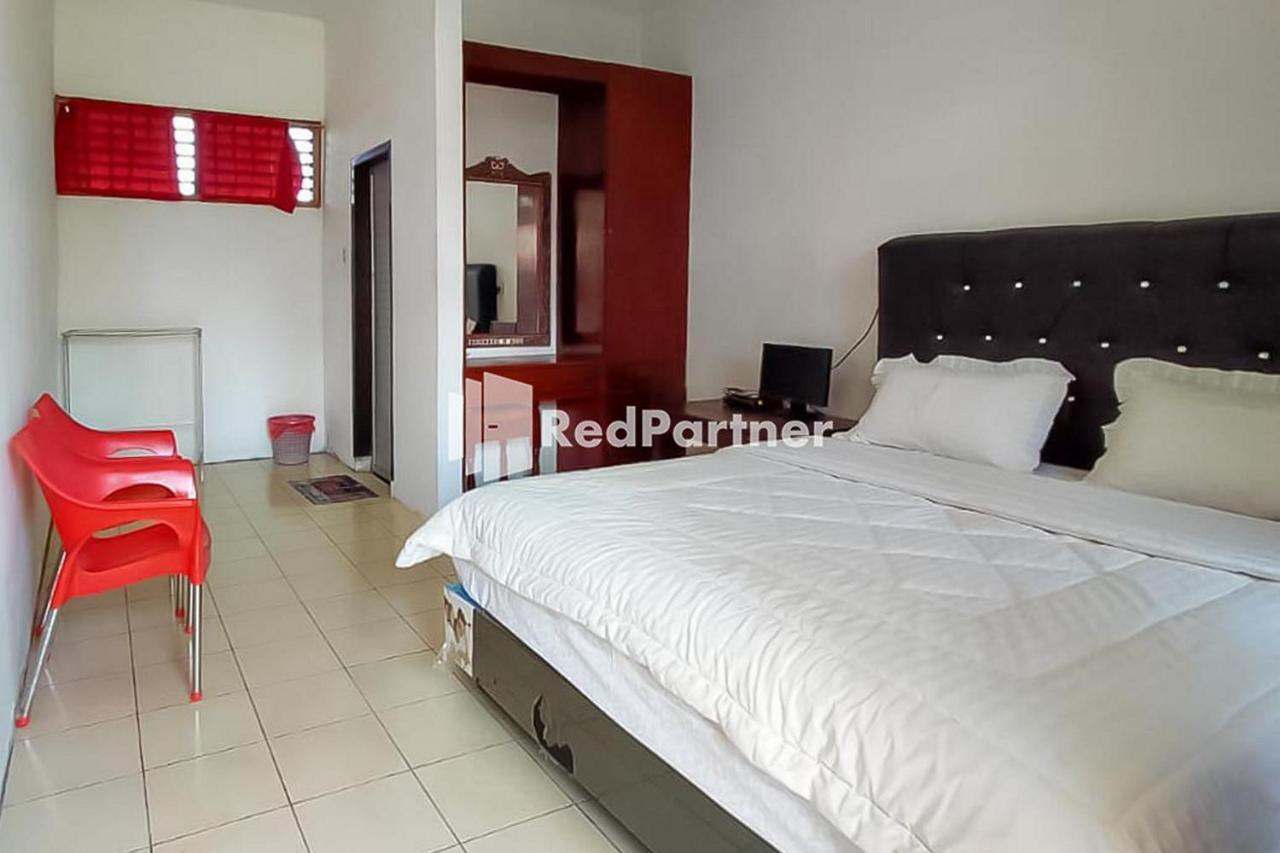 Bernard Guest House & Resto Redpartner Ambarita エクステリア 写真