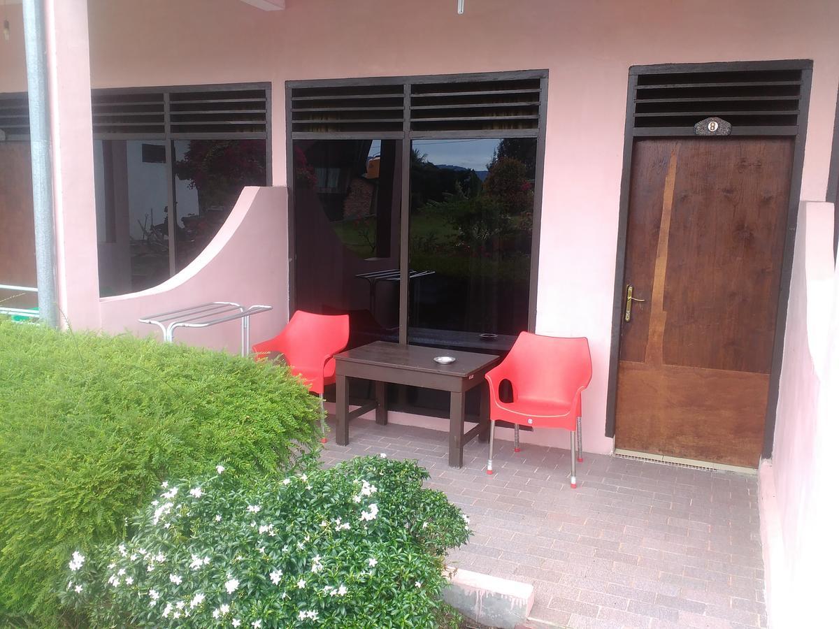 Bernard Guest House & Resto Redpartner Ambarita エクステリア 写真